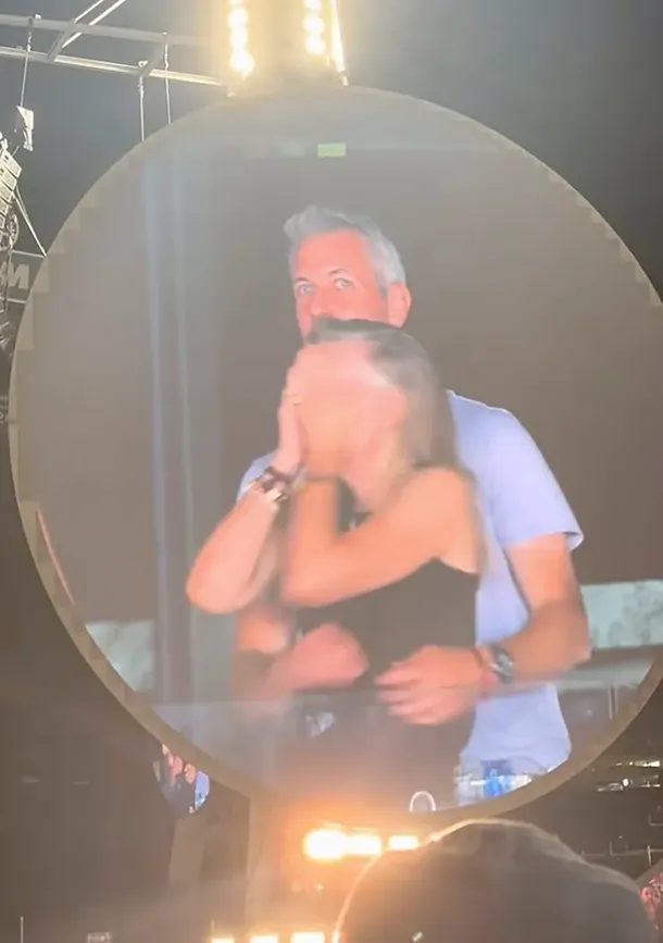 Quiénes son los amantes que protagonizaron un escándalo en el show de Coldplay