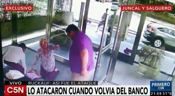 VIDEO: Así fue el ataque que sufrió Carlos Ruckauf cuando volvía de un banco