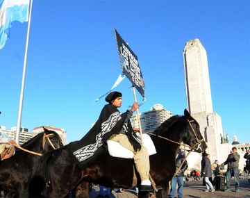 El Monumento a la Bandera va tomando color a la espera de las palabras de Cristina 
