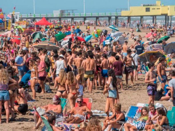 La broma de una pareja en la playa que es viral: se viene el divorcio