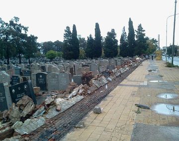 Se desplomó un muro del cementerio judío de La Tablada