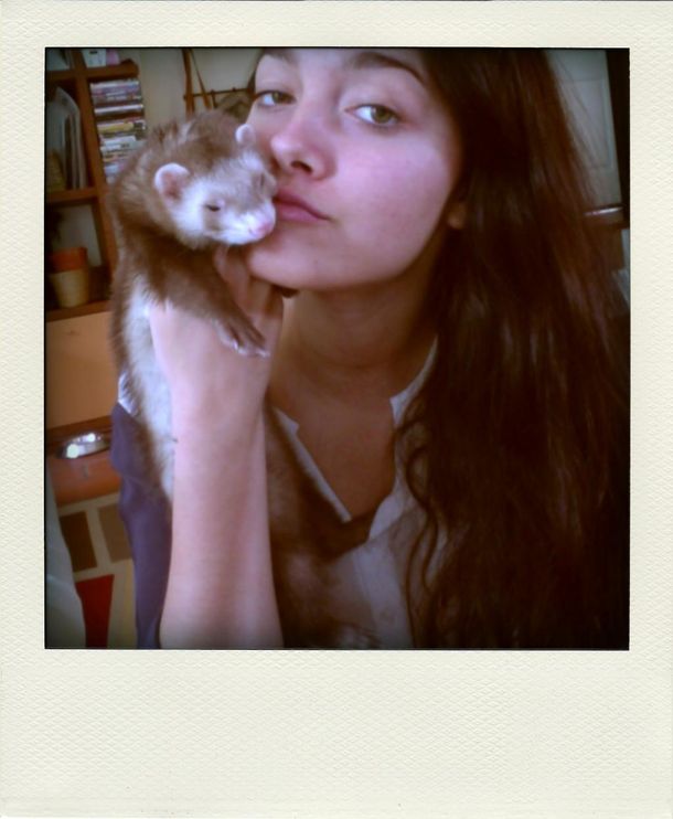 El hurón Coco con Oriana.jpg