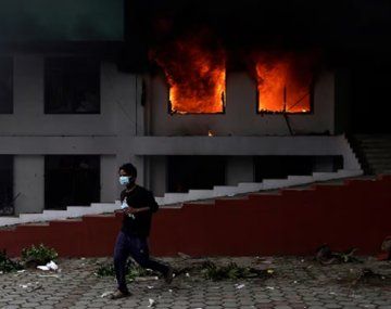 Nepal: la esposa de un ex primer ministro murió en medio de las protestas