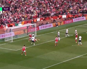 El blooper de Cuti Romero que terminó en gol del Arsenal