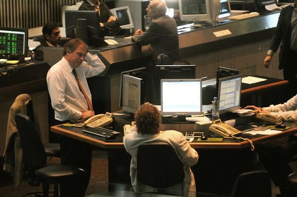 Se desploma el euro y las bolsas abren en baja