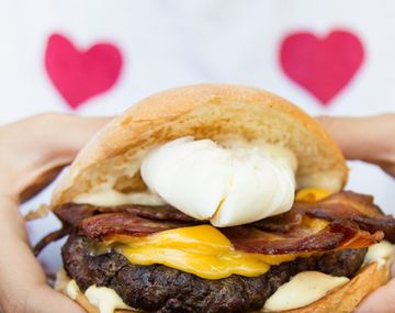Panza llena, corazón contento: ¿cuáles son las hamburgueserías con más enamoramientos?