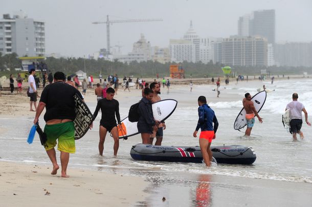Surfistas aprovechan las olas en Miami