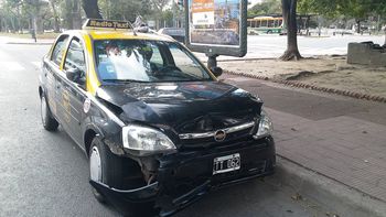 otro taxista choco borracho en pleno centro porteno y se llevo puesto el semaforo otro taxista choco borracho en pleno centro porteno y se llevo puesto el semaforo
