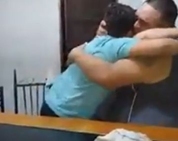 El padre sorprendió a los hijos en un video conmovedor