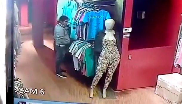VIDEO: Filman a un joven robando en una tienda de ropa