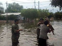 inundaciones: hay 25 mil evacuados pero comienza a descender el rio inundaciones: hay 25 mil evacuados pero comienza a descender el rio