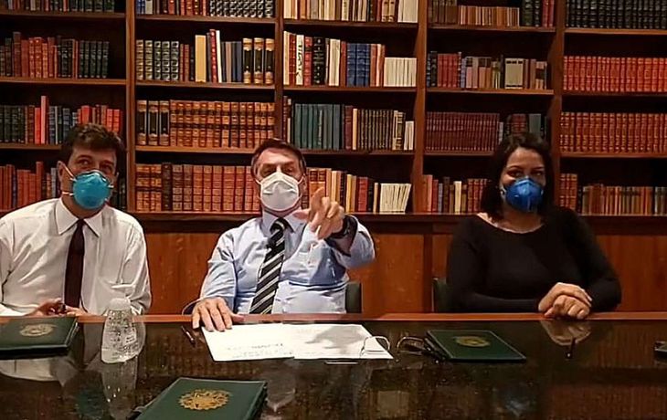 El presidente de Brasil, Jair Bolsonaro, irrumpi&oacute; con barbijo en su transmisi&oacute;n de Facebook Live de los jueves