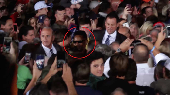 Trump ordenó que la seguridad sacara al hombre del evento confundiéndolo con un manifestante Trump ordenó que la seguridad sacara al hombre del evento confundiéndolo con un manifestante