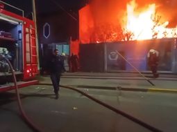 El fuego tomó por completo un predio ubicado en avenida Fernández de la Cruz y Lisandro de la Torre, en Villa Riachuelo. El fuego tomó por completo un predio ubicado en avenida Fernández de la Cruz y Lisandro de la Torre, en Villa Riachuelo.