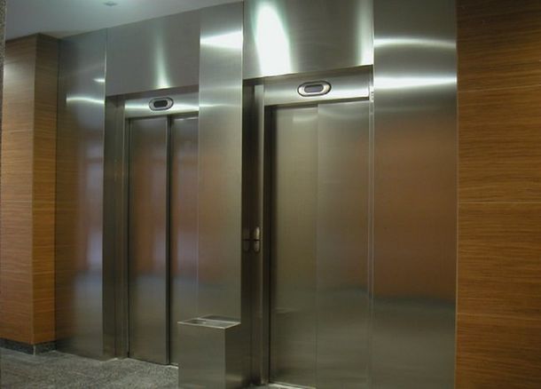En Japón evalúan ponerle agua potable e inodoros a los ascensores