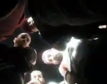 El video viral registrado por un celular que cayó de una tribuna a otra del Monumental