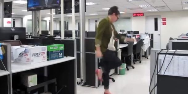 Insólita renuncia: se fue de la redacción bailando en un video