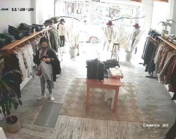 Video: así asaltaron mecheras un local de ropa en Tandil