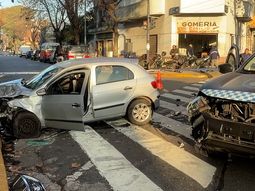 Un patrullero chocó contra un auto en Nueva Pompeya. Un patrullero chocó contra un auto en Nueva Pompeya.