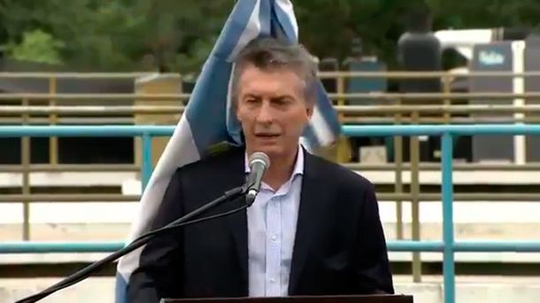 El blooper de Macri en Formosa: se le cayó encima la bandera argentina