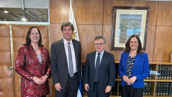 La embajadora Heide Fulton, el jerarca estadounidense José Fernandez, el canciller Omar Paganini y la ministra Elisa Facio dialogaron sobre la potencialidad de las energías renovables en Uruguay. La embajadora Heide Fulton, el jerarca estadounidense José Fernandez, el canciller Omar Paganini y la ministra Elisa Facio dialogaron sobre la potencialidad de las energías renovables en Uruguay.
