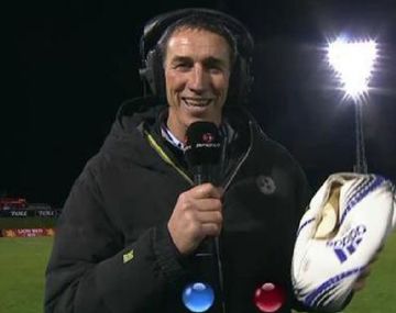 VIDEO: apoyó un try con una pelota de rugby destruida