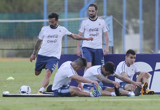 Higuaín le gana la pulseada al Kun Agüero y sería titular frente a Bolivia