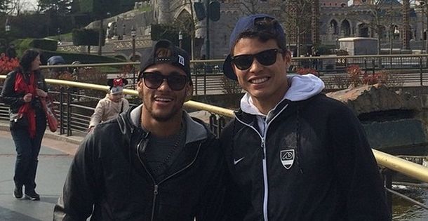 En la semana del clásico con Real Madrid, Neymar se divierte junto a un amigo en Disney