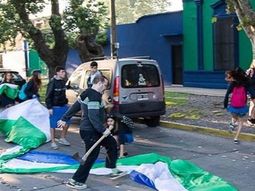 amenazo con un hacha a estudiantes que festejaban en la calle amenazo con un hacha a estudiantes que festejaban en la calle