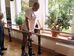 Un paralítico volvió a caminar por un trasplante