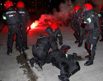 La imagen del agente que yace en el suelo completamente desvanecido