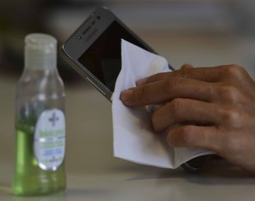 Recomiendan higienizar el celular con alcohol en gel u otra sustancia no abrasiva para evitar el coronavirus
