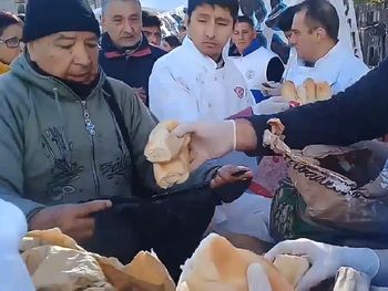 Arrancó el panazo: regalan bolsas con medio kilo de pan frente al Congreso