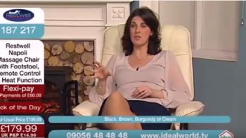 Genevieve se mueve para girar la silla Genevieve se mueve para girar la silla