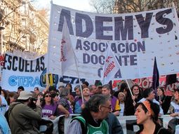 Los docentes porteños advirtieron que podrían parar el primer día de clases