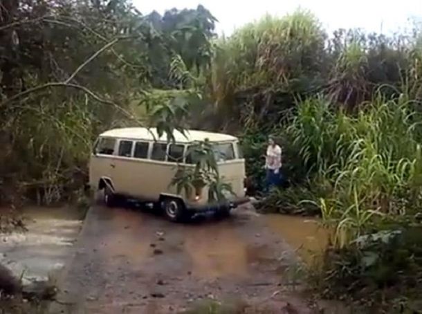 Mirá la increíble maniobra de un conductor atrapado en un puente