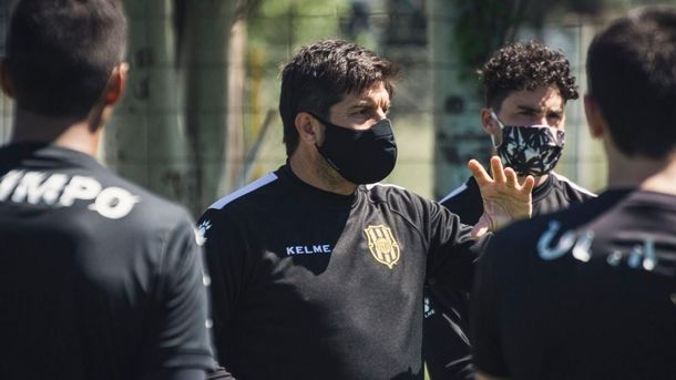 Acusan al ex DT de Olimpo de pedir favores sexuales a sus jugadores