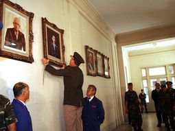 el dia que bajaron el cuadro de videla del colegio militar el dia que bajaron el cuadro de videla del colegio militar