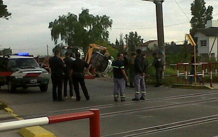 Tren embistió a un auto en Ezeiza: hay cuatro gendarmes muertos y otro herido