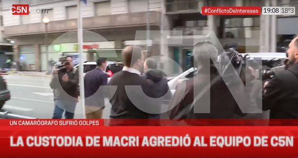 La custodia de Mauricio Macri atacó al equipo de C5N en la puerta del hotel de Javier Milei