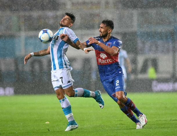 Racing y Tigre empataban cuando el juez suspendió el partido por la lluvia