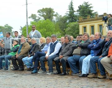 Moyano asistió a una masiva misa por paz