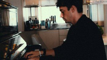 Charles Leclerc tocando el piano Charles Leclerc tocando el piano