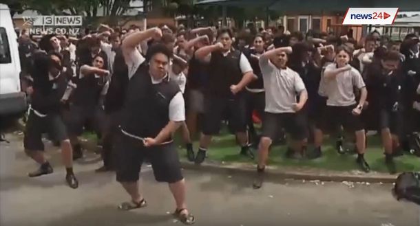 El homenaje a Jonah Lomu de la escuela a la que asistió