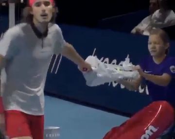 Tsitsipas pidió disculpas por su gesto con una alcanzapelotas