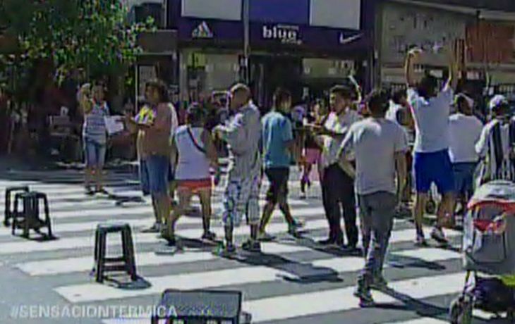 Manteros de Once vuelven a cortar la avenida Pueyrredón