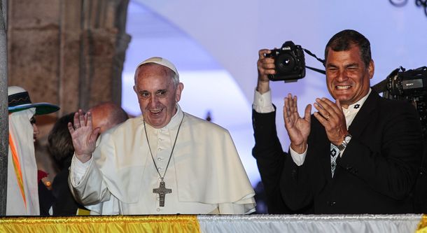 El Papa se reunió con Correa y bendijo a una multitud