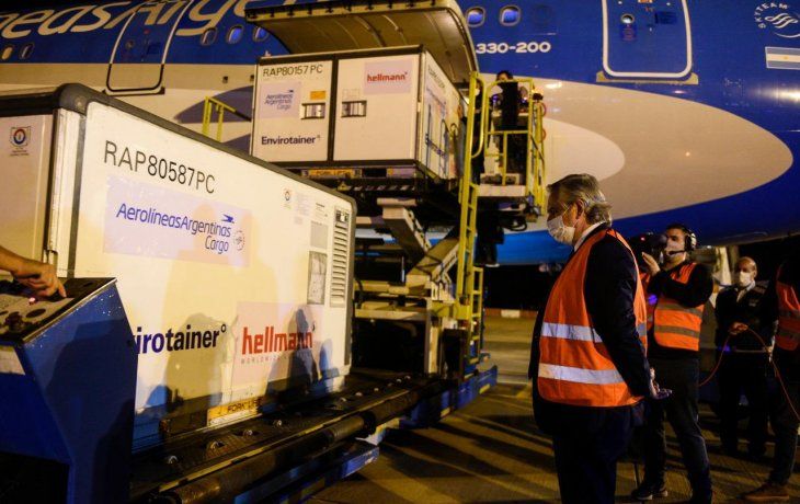 Alberto recibió en Ezeiza otro millón de dosis de Sinopharm