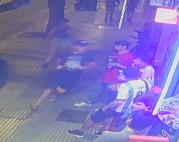 Emboscada en Villa Crespo: dos hermanos fueron atacados y uno lucha por su vida