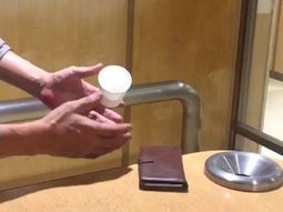Un truco de magia donde una japonés hace levitar un vaso y un cigarrillo Un truco de magia donde una japonés hace levitar un vaso y un cigarrillo